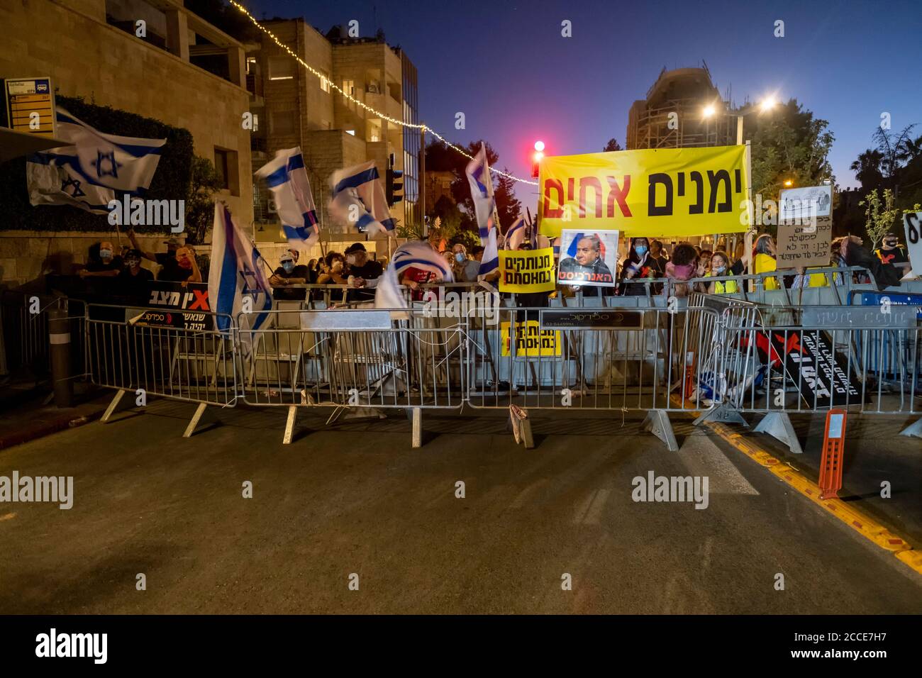 JÉRUSALEM, ISRAËL - 20 AOÛT : les manifestants branchent des pancartes et crient des slogans lors d'une manifestation contre le Premier ministre Benjamin Netanyahu à la suite de son inculpation pour corruption et pour manipulation de la pandémie du coronavirus devant la résidence officielle du Premier ministre le 20 août 2020 à Jérusalem, en Israël. Netanyahou est jugé pour une série de cas dans lesquels il aurait reçu des cadeaux somptueux de la part d'amis milliardaires et échangé des faveurs réglementaires avec des magnats des médias pour une couverture plus favorable de lui-même et de sa famille. Banque D'Images