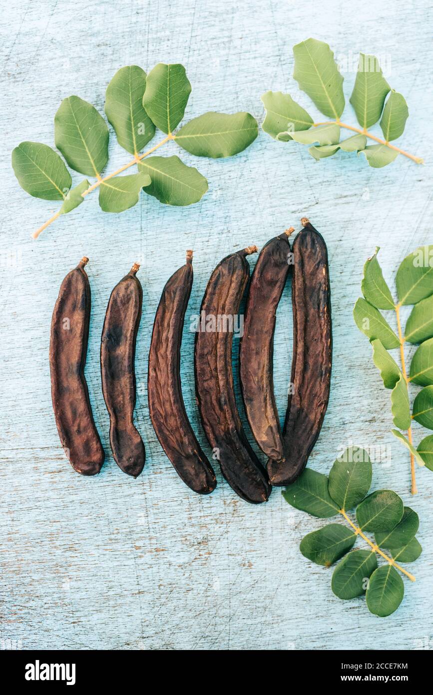 Caroubes sur une table en bois. Banque D'Images