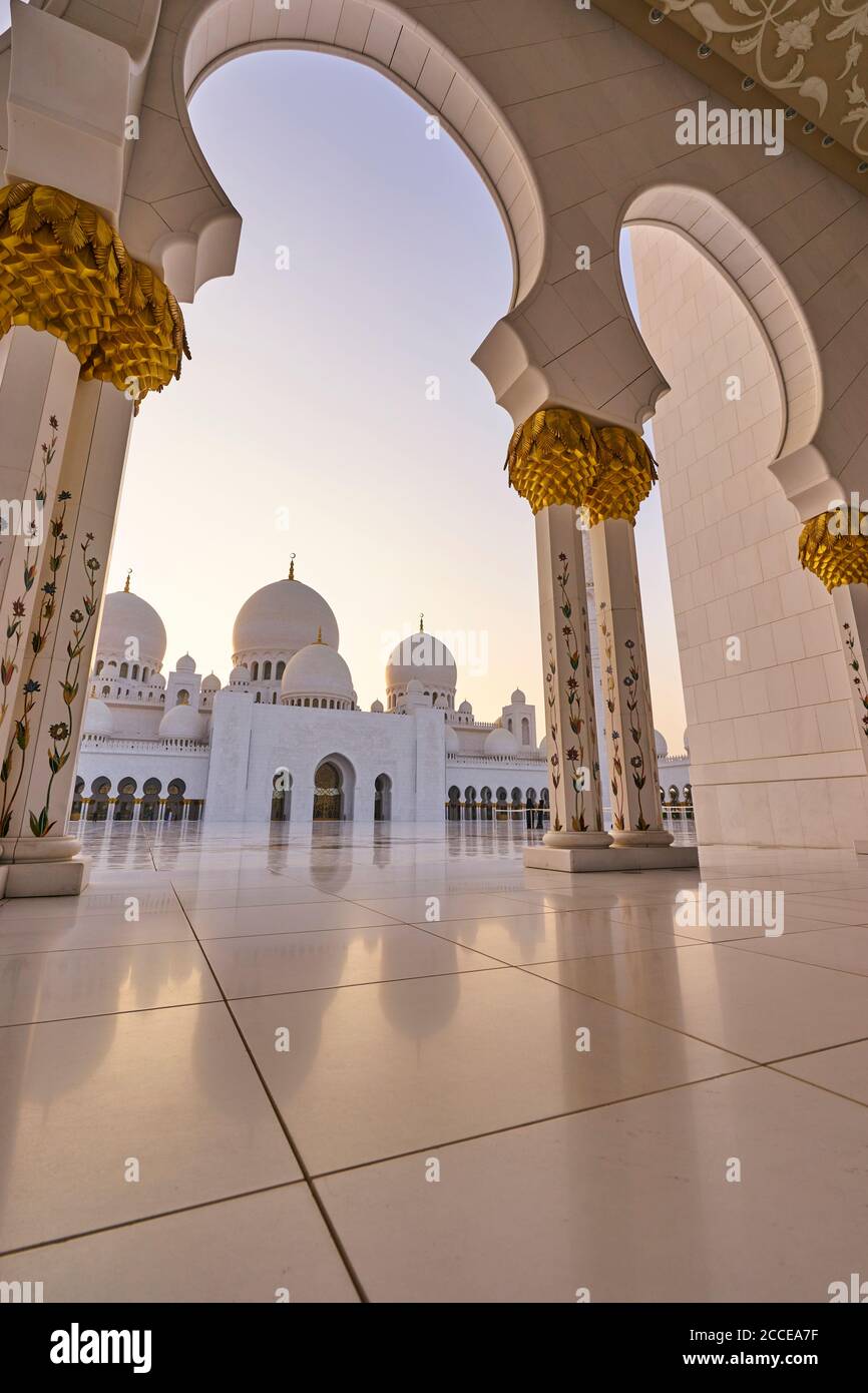 Abu Dhabi, Émirats Arabes Unis, Afrique, Moyen-Orient, Mosquée Grand Sheikh Zayed, tir en contre-plongée Banque D'Images