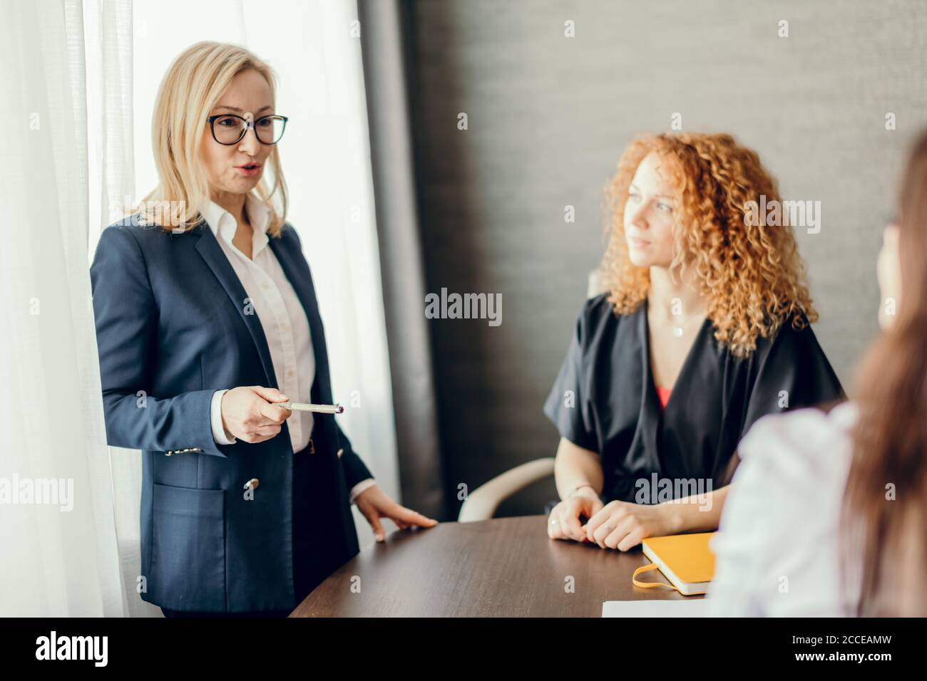 Les Gens Assis Autour De La Table Banque d'image et photos - Alamy