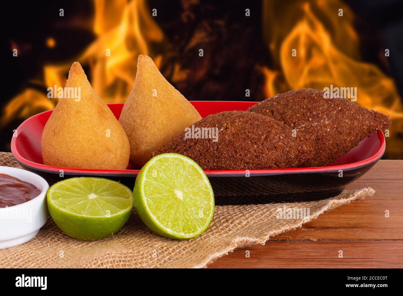 Coxinha et Kibe. Cuisine brésilienne traditionnelle frit. Arrière-plan avec feu défoqué. Copie d'espace Banque D'Images