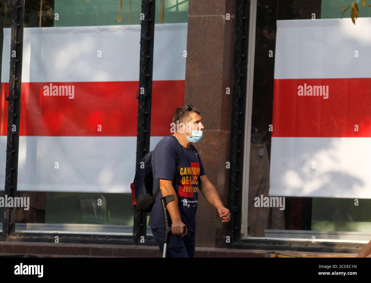 Kiev, Kiev, Ukraine. 21 août 2020. Un homme passe devant le drapeau bélarussien historique, affiché comme un signe de soutien aux manifestations en Biélorussie dans le centre-ville, tout en portant un masque facial par mesure de précaution lors de la contagion covid 19.le nombre de cas de coronavirus en Ukraine augmente rapidement et a dépassé 100 mille personnes. Actuellement, 100,643 cas confirmés en laboratoire de COVID-19 au total, dont 2,230 sont fœtaux. Credit: Pavlo Gonchar/SOPA Images/ZUMA Wire/Alay Live News Banque D'Images