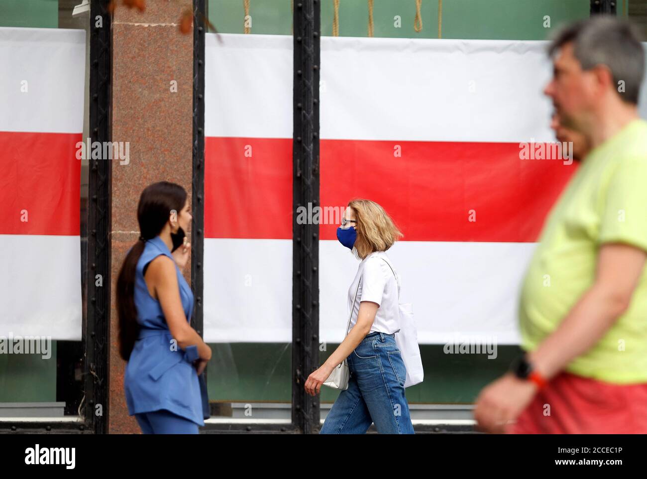 Kiev, Kiev, Ukraine. 21 août 2020. Une femme passe devant le drapeau bélarussien historique, affiché comme un signe de soutien aux manifestations en Biélorussie dans le centre-ville, tout en portant un masque facial par mesure de précaution lors de la contagion du Covid 19.le nombre de cas de coronavirus en Ukraine augmente rapidement et a dépassé 100 mille personnes. Actuellement, 100,643 cas confirmés en laboratoire de COVID-19 au total, dont 2,230 sont fœtaux. Credit: Pavlo Gonchar/SOPA Images/ZUMA Wire/Alay Live News Banque D'Images