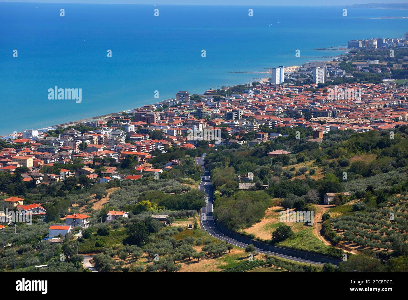 Silvi Marina et la mer Adriatique vus de Silvi Paese, Abruzzes, Italie. La vue est orientée vers le sud-est en bas de la côte vers Pescara. Banque D'Images