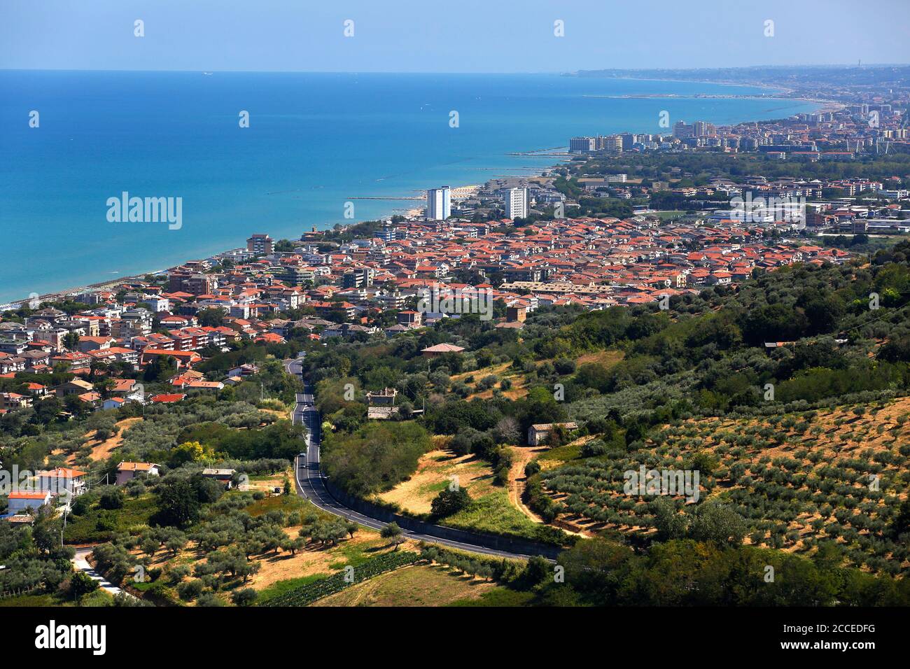 Silvi Marina et la mer Adriatique vus de Silvi Paese, Abruzzes, Italie. La vue est orientée vers le sud-est en bas de la côte vers Pescara. Banque D'Images