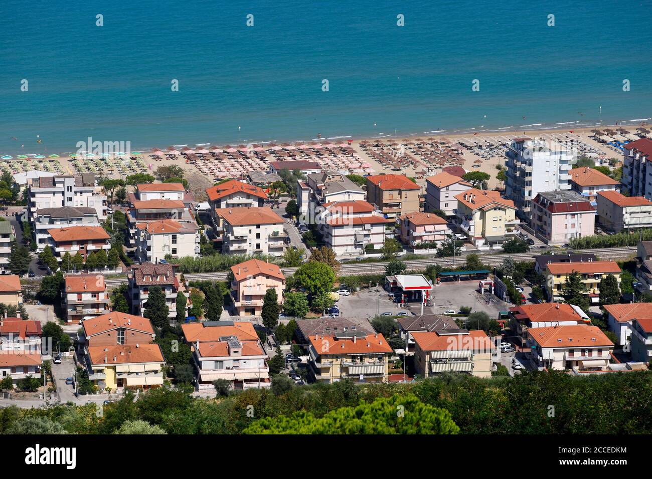 Silvi Marina et la mer Adriatique vus de Silvi Paese, Abruzzes, Italie. Banque D'Images