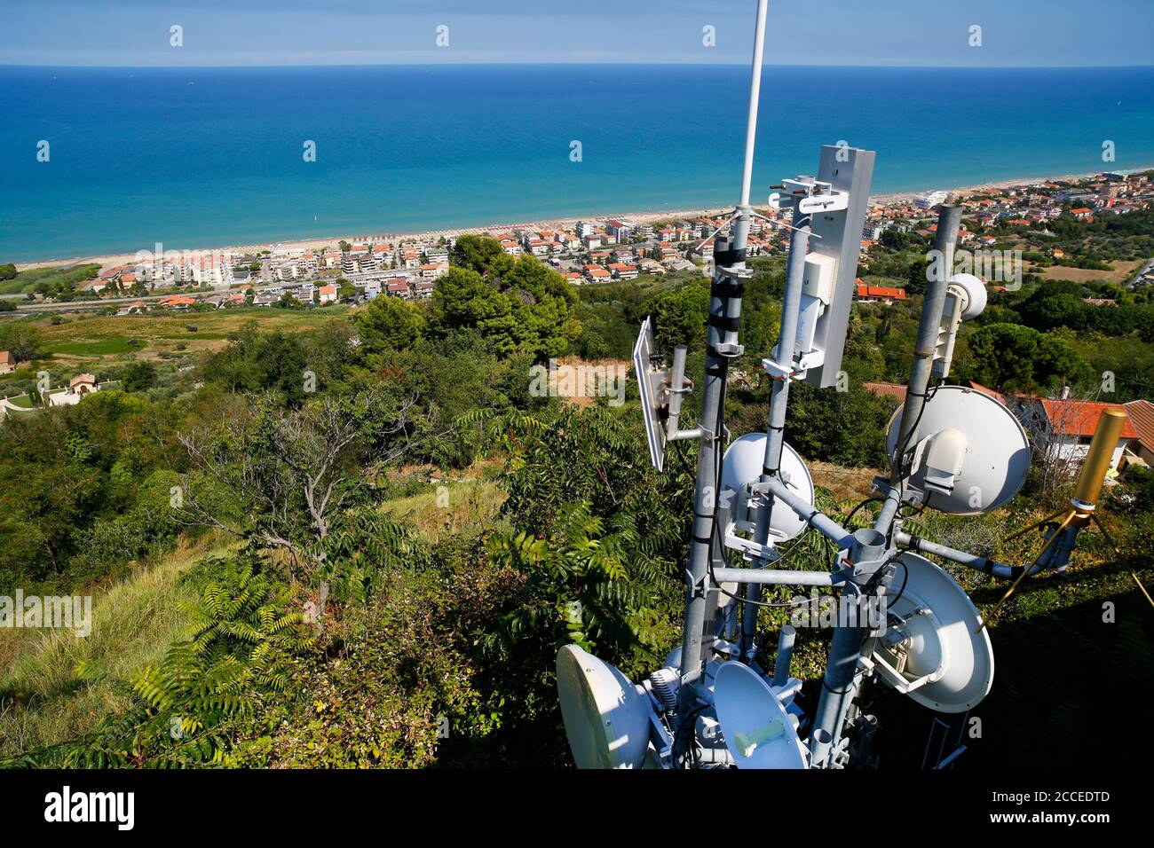 Les antennes de communication surplombent Silvi Marina et la mer Adriatique depuis Silvi Paese, Abruzzes, Italie. Banque D'Images