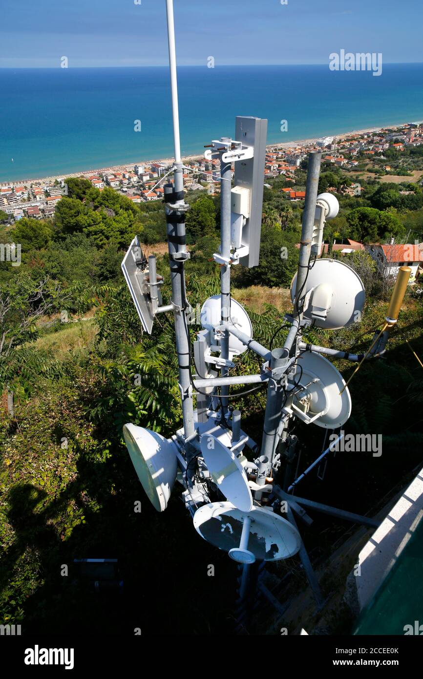 Les antennes de communication surplombent Silvi Marina et la mer Adriatique depuis Silvi Paese, Abruzzes, Italie. Banque D'Images