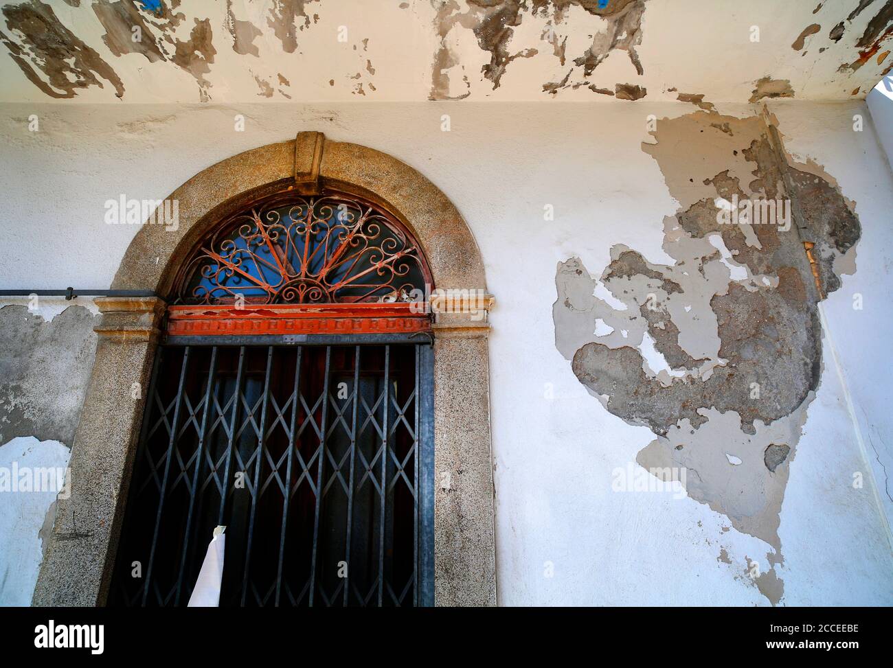 Entrée dans un ancien bâtiment à Silvi Paese, Abruzzes, Italie. Banque D'Images