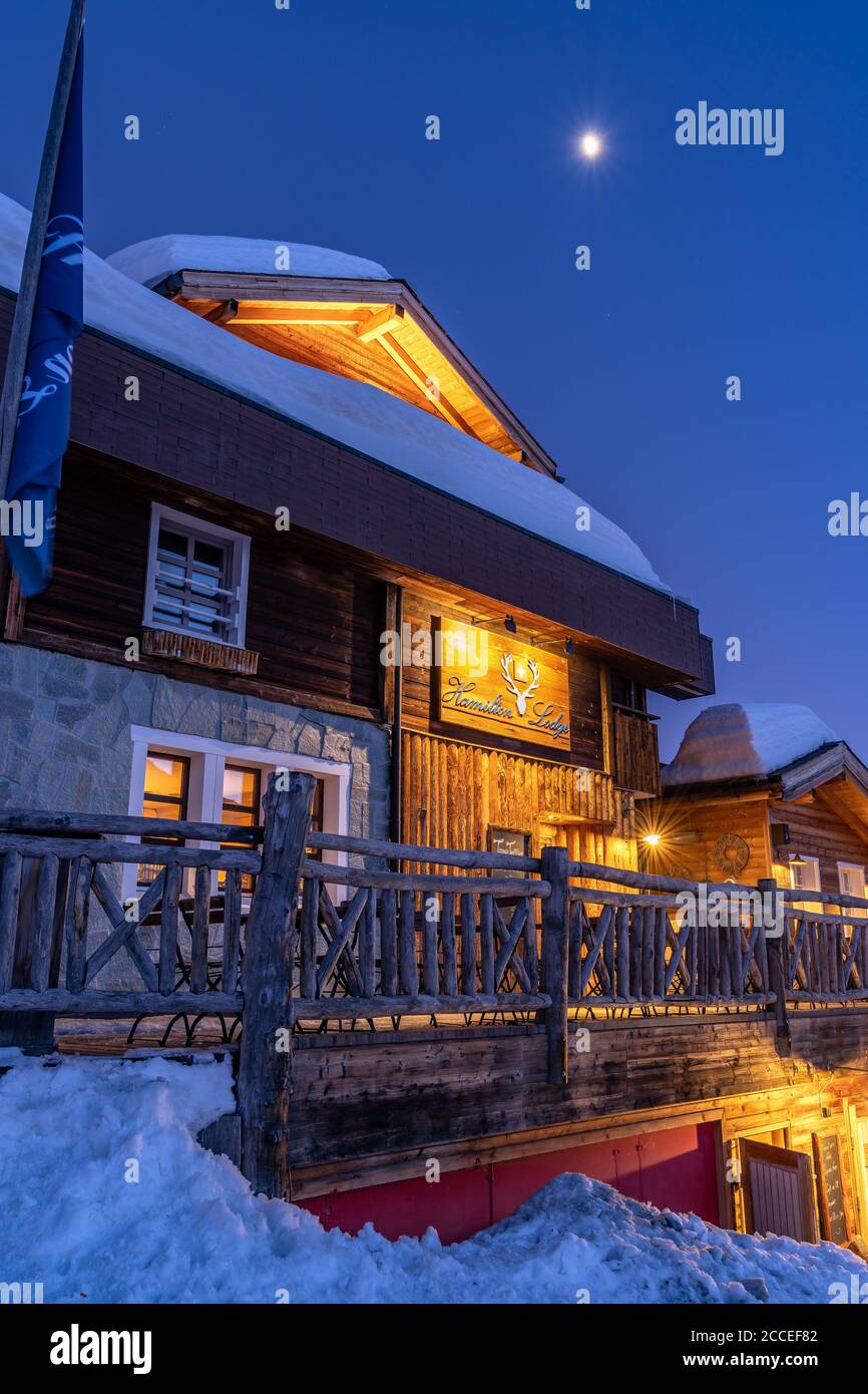 Europe, Suisse, Valais, Belalp, lune au-dessus de la Hamilton Lodge à Belalp Banque D'Images