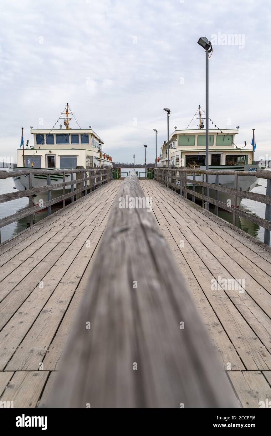 Europe, Allemagne, Bavière, Rosenheim, Prien am Chiemsee, Chiemsee, vue des bateaux d'excursion sur la jetée de Prien am Chiemsee Banque D'Images