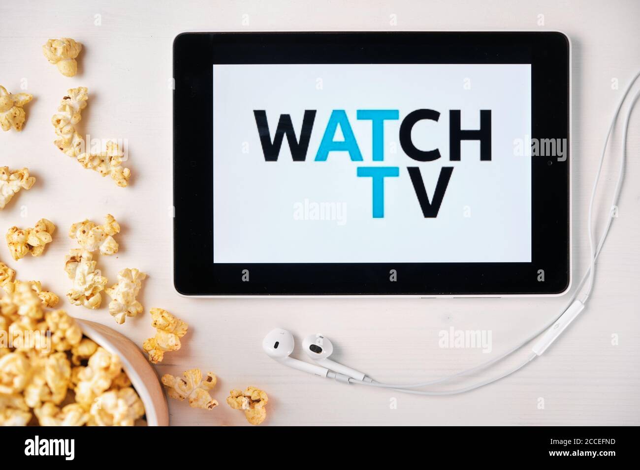 Regardez la télévision sur l'écran de la tablette avec boîte à pop-corn et  écouteurs Apple en arrière-plan. Publicité ou contenu de nouvelles, août  2020, San Francisco Photo Stock - Alamy