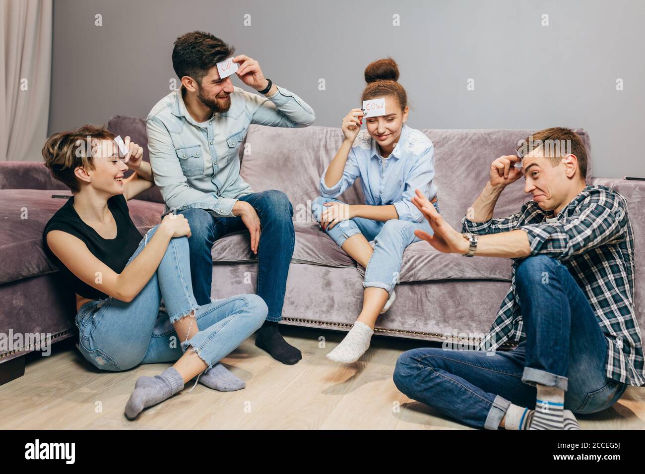 Les jeunes heureux jouent AU JEU DE CROCODILES à l'intérieur. Gros plan. Amusement et divertissement Banque D'Images