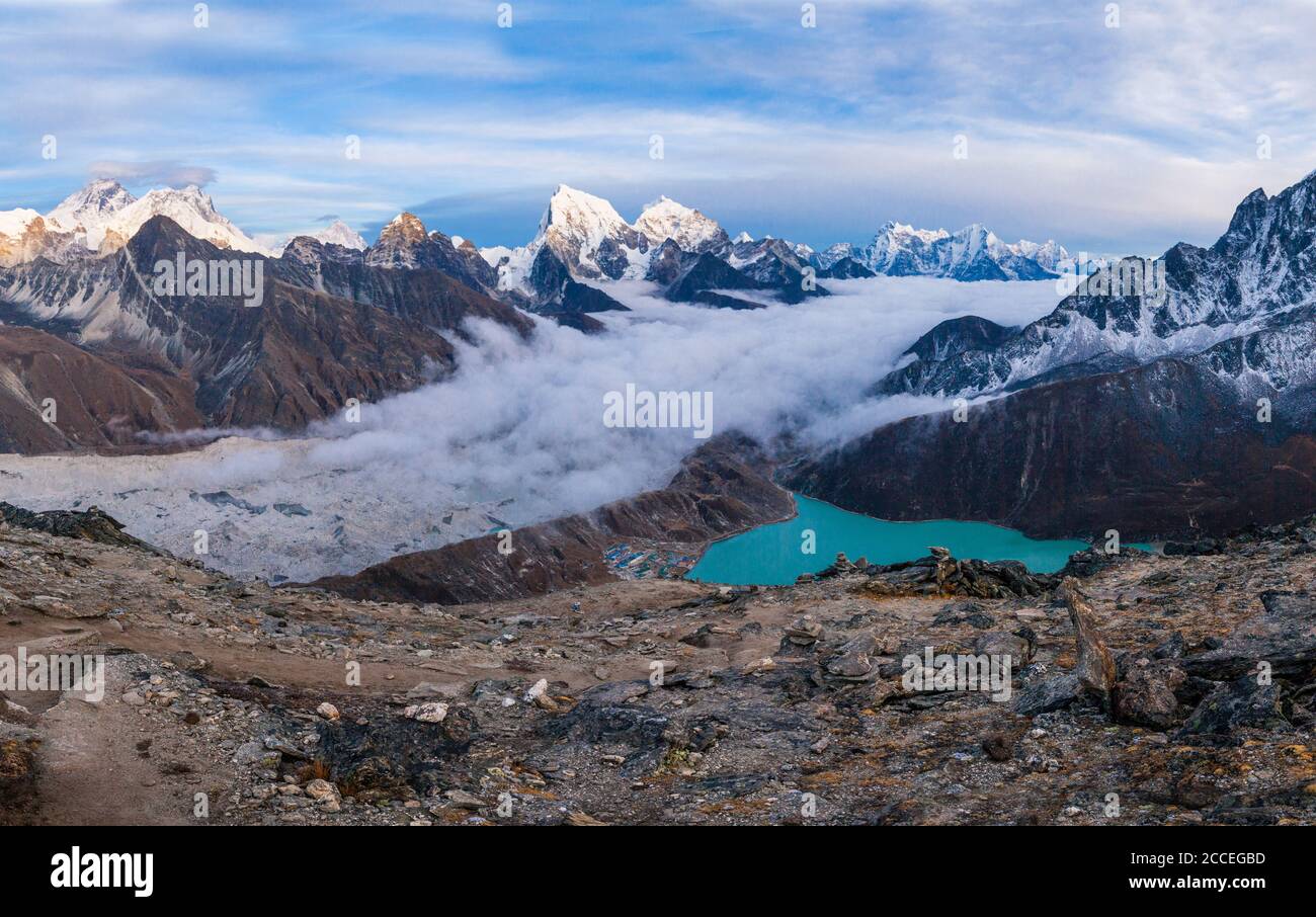 Coucher de soleil au-dessus des lacs Gokyo, depuis la montagne Gokyo RI Banque D'Images