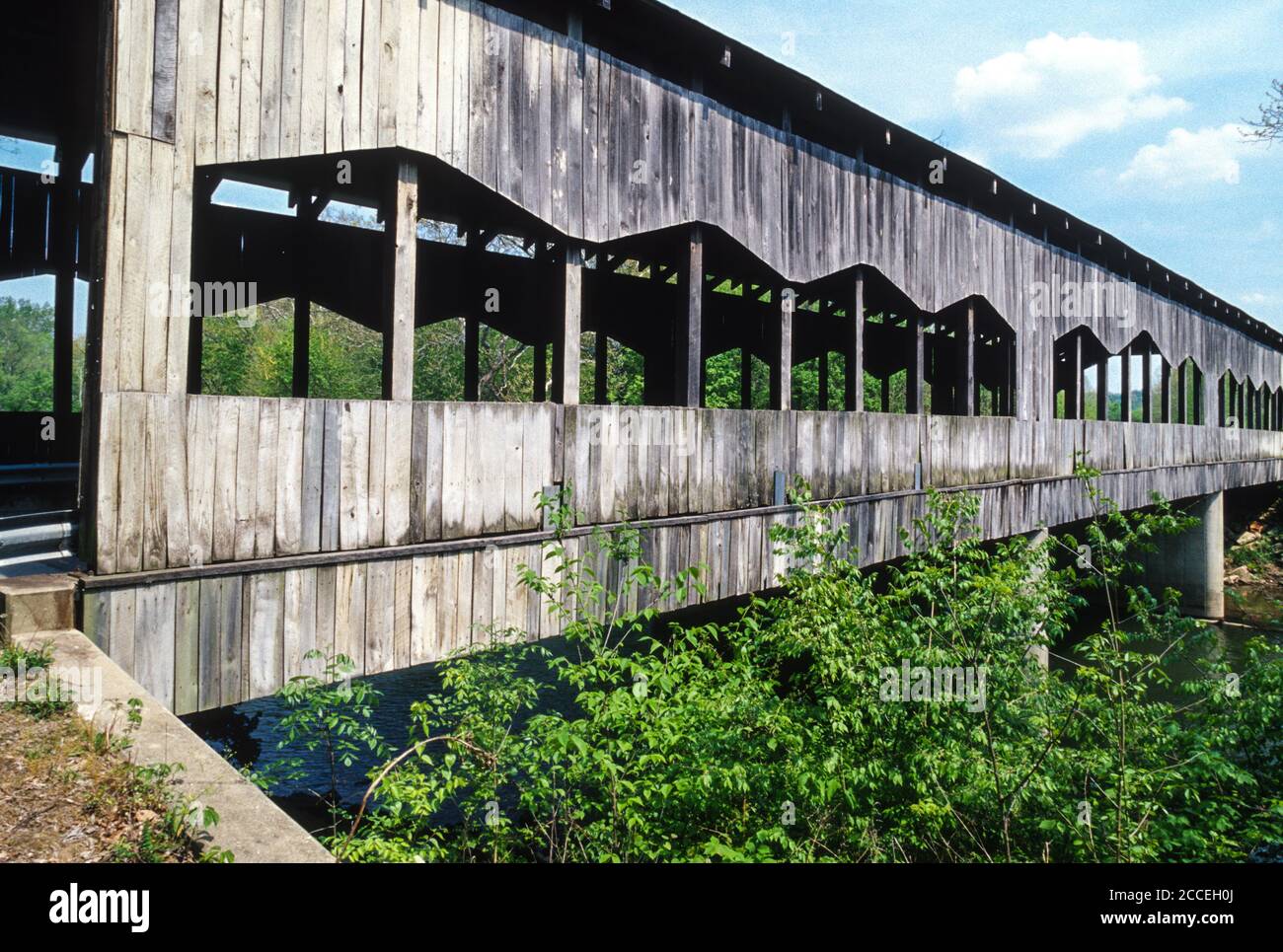 Pont couvert Corwin M. Nixon, chemin Middletown, au-dessus de Little Miami River, Waynesville, comté de Warren, Ohio. Construit en 1982. Banque D'Images