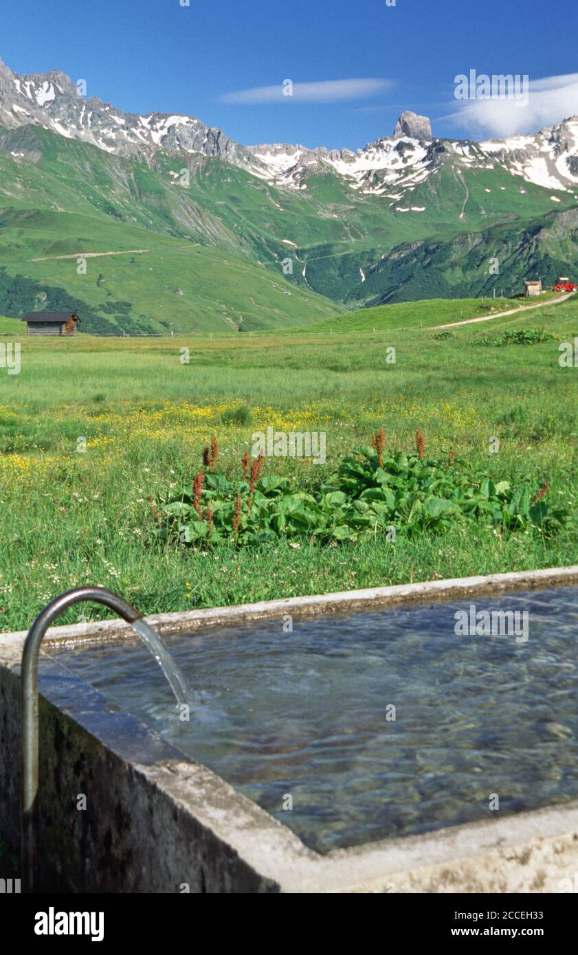 Traversée d'eau en Beaufortain Savoie avec en arrière-plan très célèbre montagne « Pierra Menta » Banque D'Images