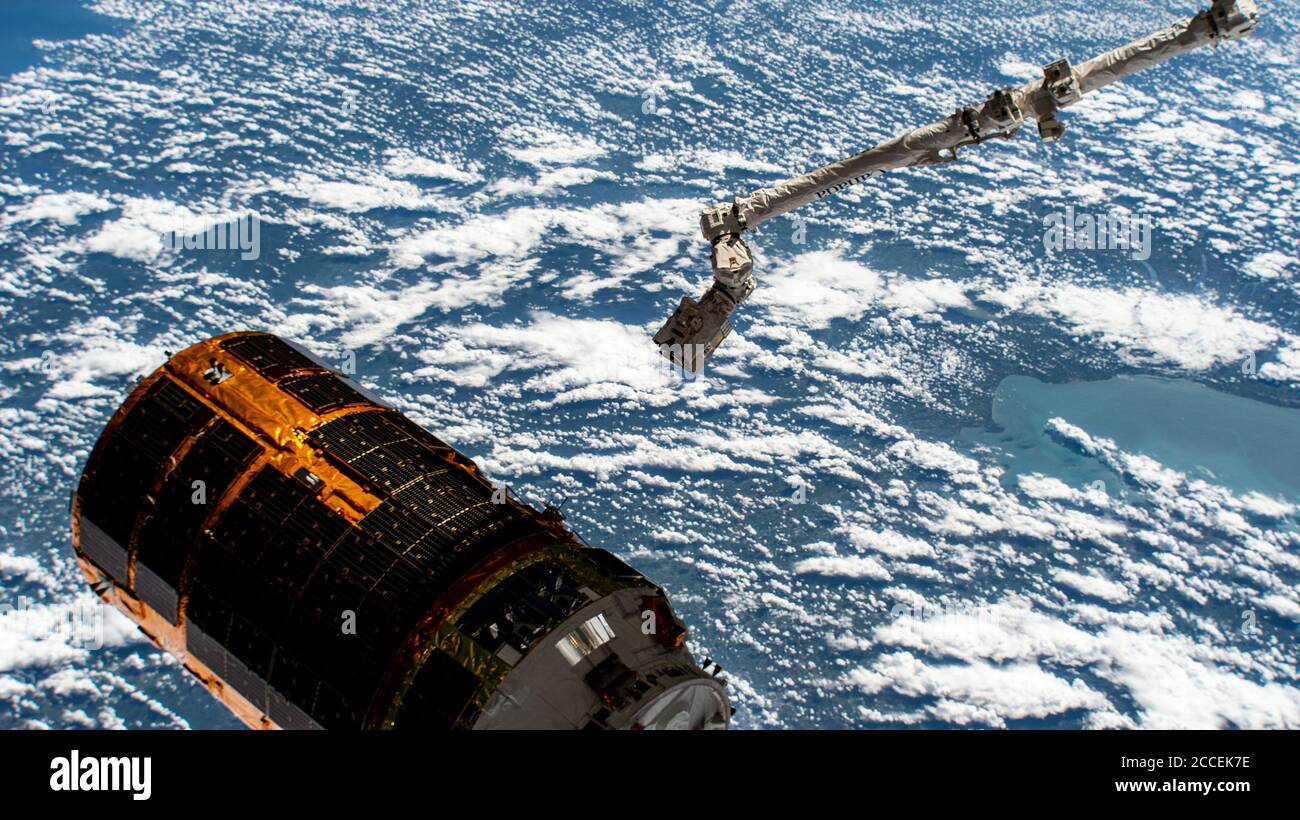 Le navire de ravitaillement H-II du véhicule de transfert 9 de l'Agence japonaise d'exploration aérospatiale flotte à l'écart du module Harmony de la Station spatiale internationale le 18 août 2020 à Earth Orbit. Banque D'Images