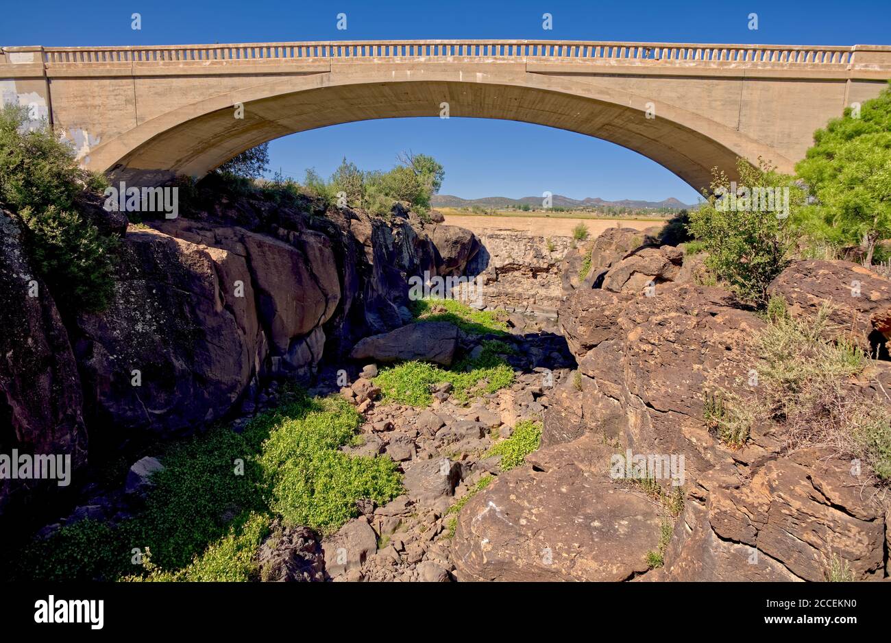 Vue sur le barrage de Sullivan en ruines sous le pont de la State route 89 traversant le Lower Sullivan Canyon à Paulden, Arizona. C'est le point d'eau pour le Vert Banque D'Images
