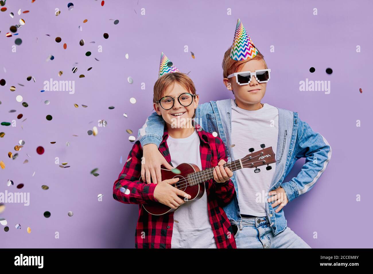 Portrait De Beaux Garcons D Enfants A Joyeux Anniversaire Portant Un Chapeau De Vacances Sur La Tete Et Tenant Ukulele La Musique D Execution Amitie Enfants Cont Anniversaire Photo Stock Alamy Portrait De Beaux Garcons D Enfants A Joyeux Anniversaire Portant Un Chapeau De Vacances Sur La Tete Et Tenant Ukulele La Musique D Execution Amitie Enfants Cont Anniversaire Photo Stock Alamy