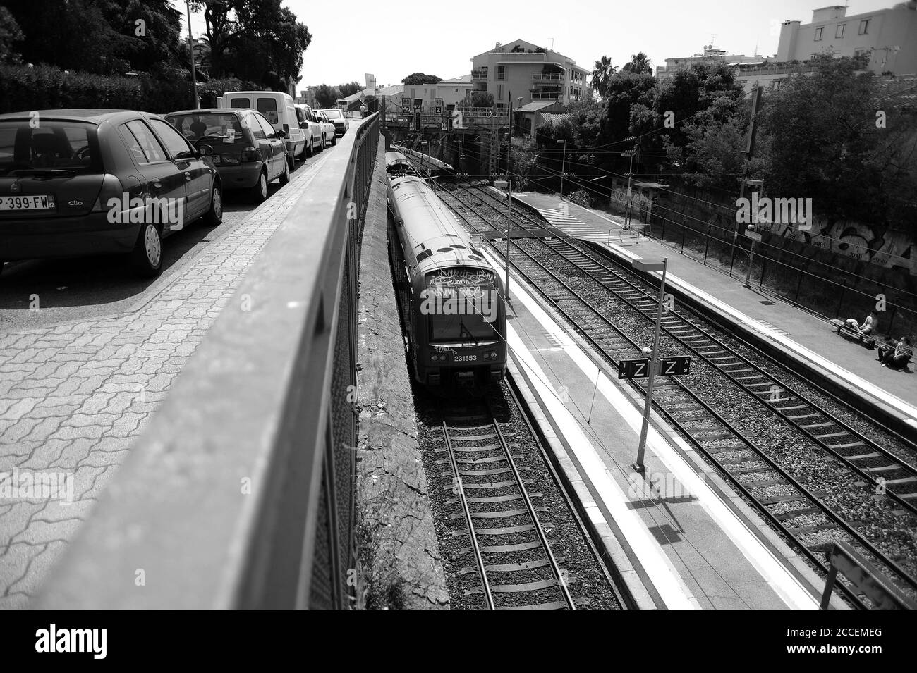 En direction de l'est, l'E.M.U. quitte la gare. Banque D'Images