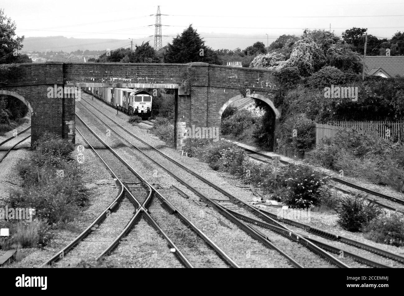 66517 dirige un train de conteneurs Wentloog - Southampton à travers Magor. Banque D'Images