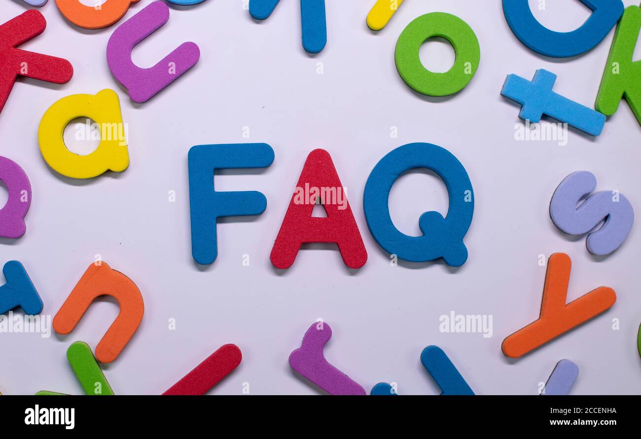 Mot « FAQ » écrit avec une éponge de couleur Banque D'Images
