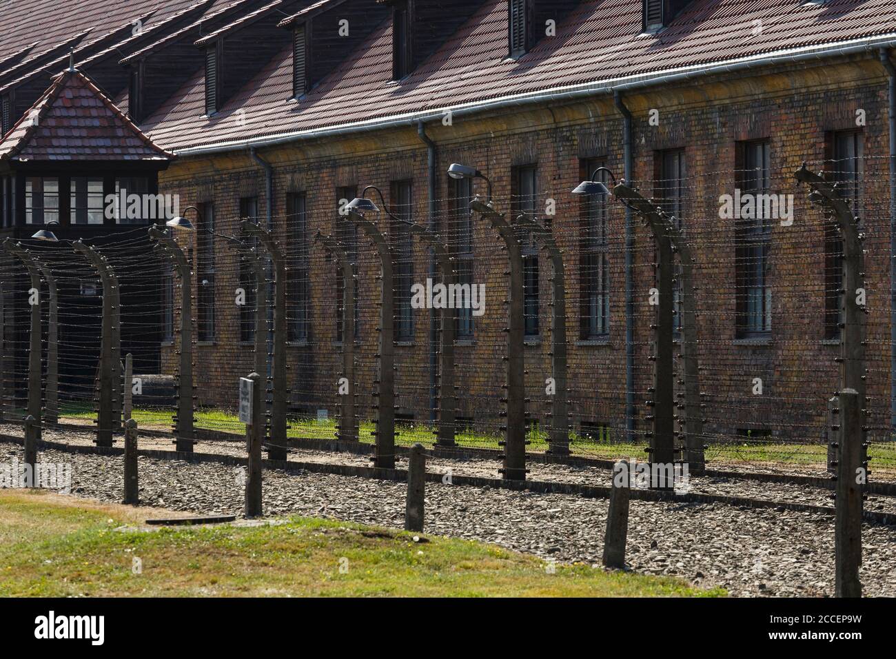 Oswiecim, Pologne - 22 août 2018 : clôture électrique dans le Mémorial et Musée d'Auschwitz-Birkenau. ancien allemand nazi de concentration et d'Extermination C Banque D'Images