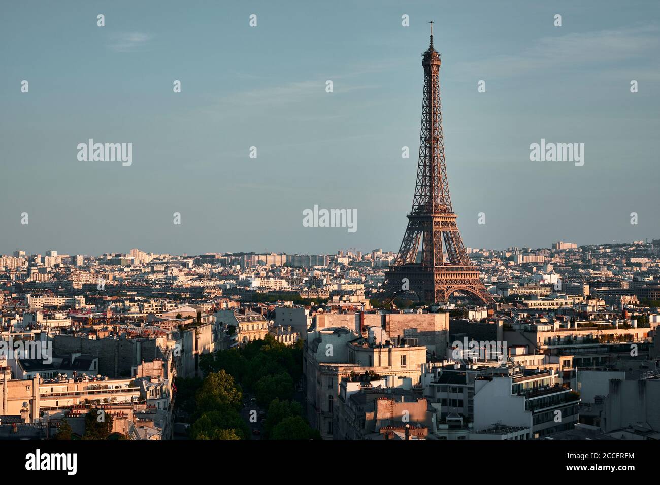 L'Hôtel Montaigne sur les Champs Elysées, proche de l'Arc de Triomphe et  vue sur la tour Eiffel – 5 étoiles à Paris, l'Hôtel Montaigne se situe près  des Champs Elysées, proche Arc