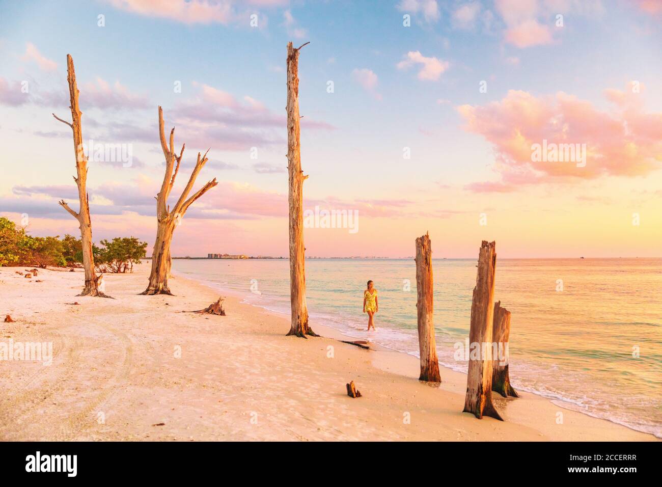 Les Amoureux Cle Plage Dans Le Golfe Du Mexique Floride Destination De Voyage Femme Se Detendant En Regardant Le Coucher Du Soleil Marcher Dans L Eau De L Ocean Sur La Plage Americaine Sud Ouest