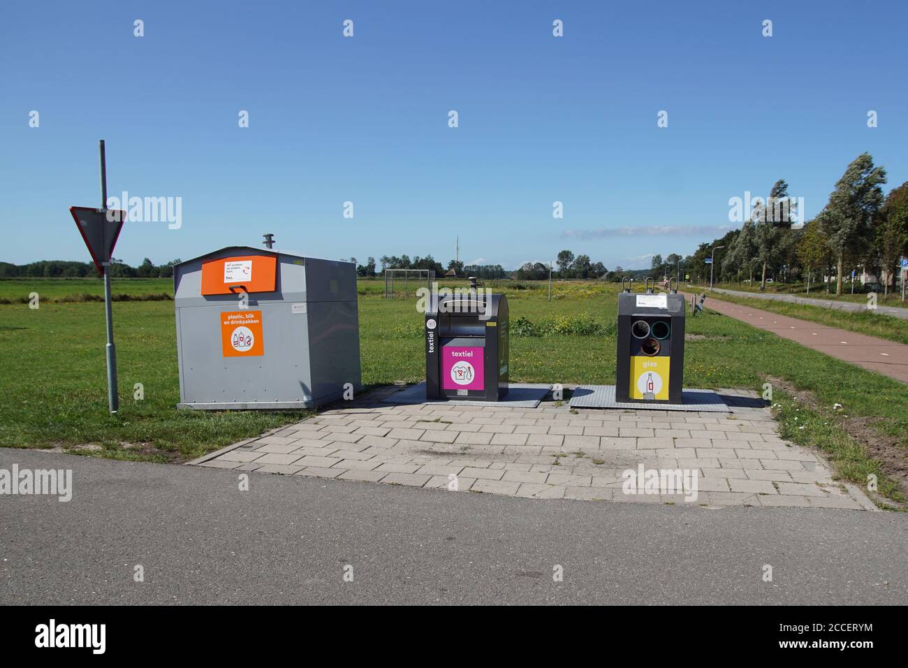 Séparation des déchets avec des récipients souterrains séparés pour le verre et le textile. Et un récipient pour plastique. Bergen, pays-Bas, août Banque D'Images