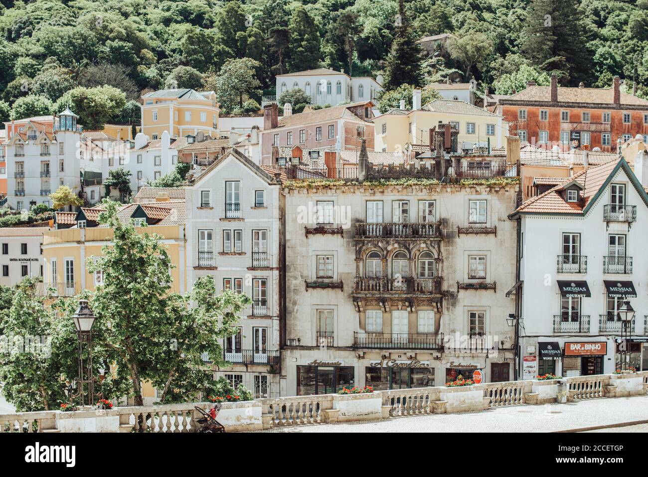 Bâtiments historiques et une colline de Sintra, Portugal pendant l'été Banque D'Images