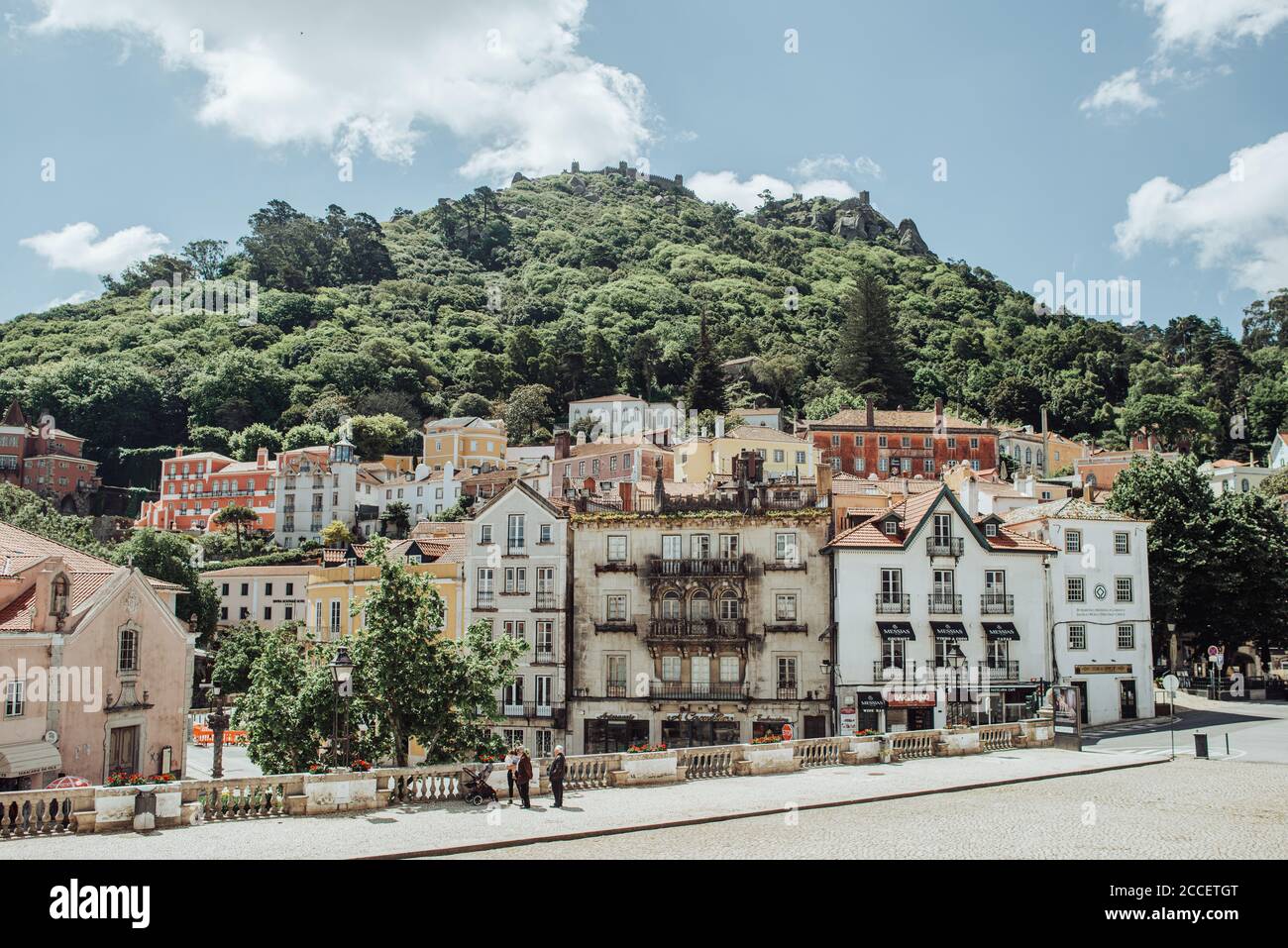 Vue sur les bâtiments historiques et une colline de Sintra, Portugal Banque D'Images