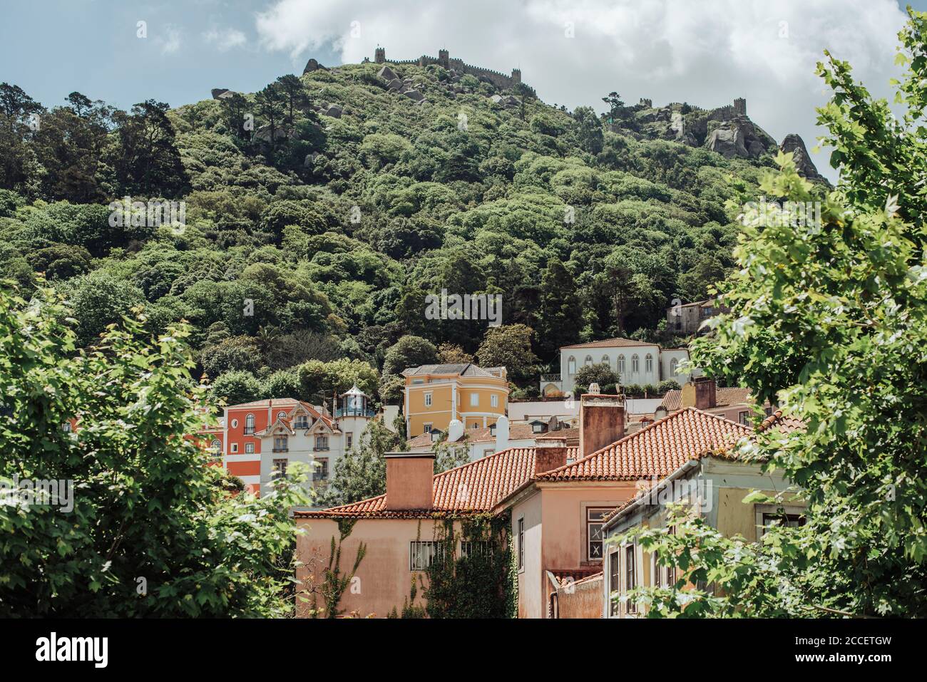Vue sur les toits de Sintra jusqu'à la colline et le Château des Moors Banque D'Images