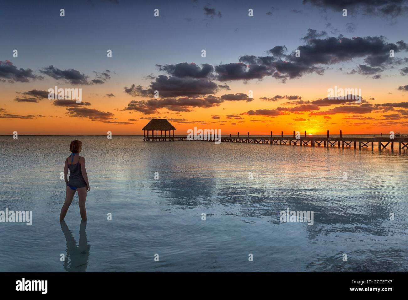 Portrait de femme au coucher du soleil à Holbox, Quintana Roo, Yucatan, Mexique Banque D'Images
