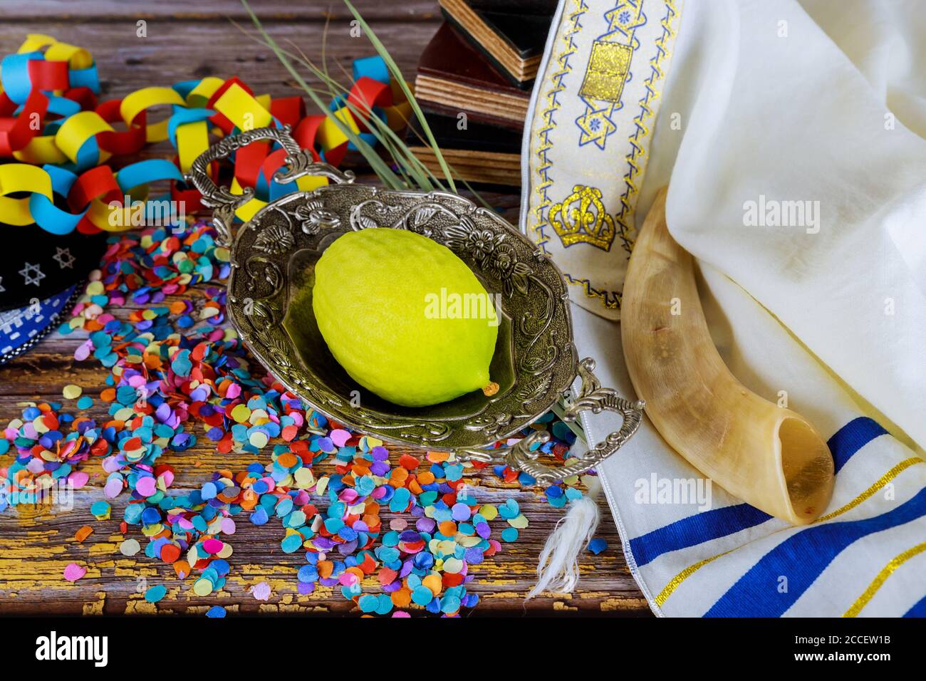 Festival juif de sukkoth sur papier chaîne de guirlande colorée sur espèce lulav kippah Banque D'Images