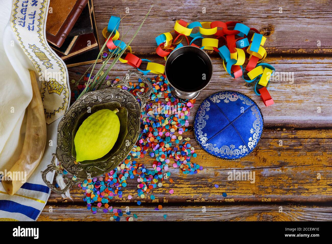 Fête rituelle de Sukkot dans le symbole religieux juif plus papier chaîne colorée guirlande livre de prière kippah tallit Banque D'Images