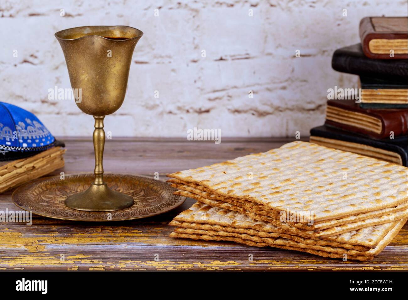 Célébration de la Pâque juive, matza du pain sans levain et du vin casher tasse Banque D'Images