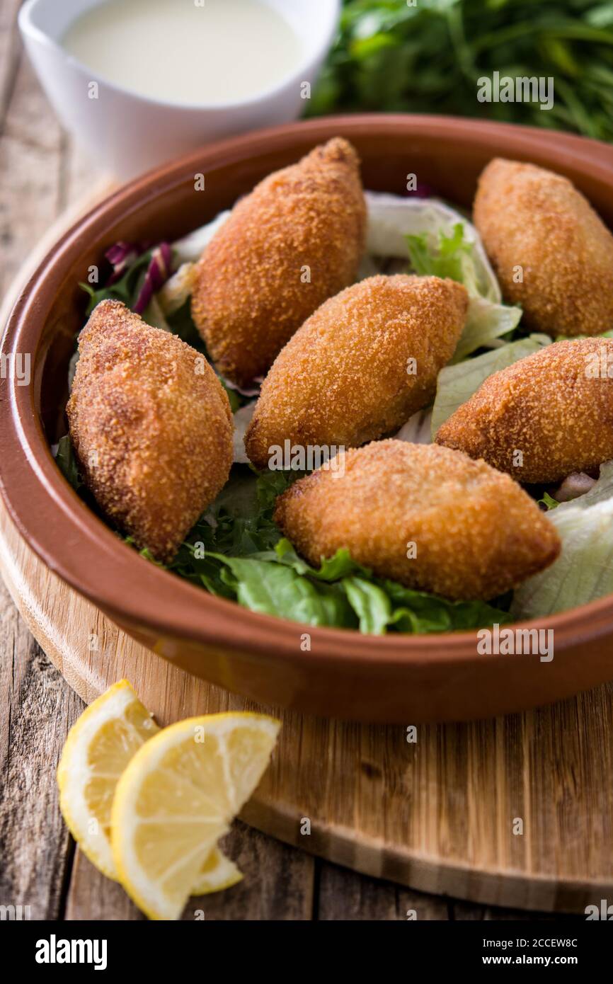 Kibbeh libanais traditionnel sur une table en bois Banque D'Images
