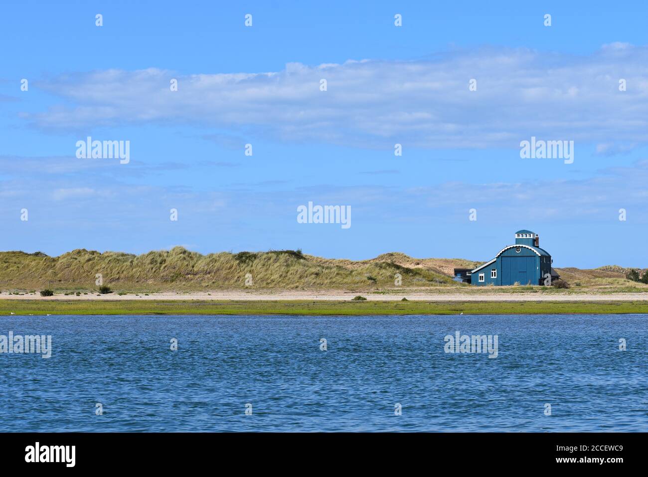 Vue dégagée sur l'eau calme et l'air frais au point Blakeney Les phoques communs sont des animaux curieux qui nagent autour des bateaux Le long de la côte de Norfolk Banque D'Images