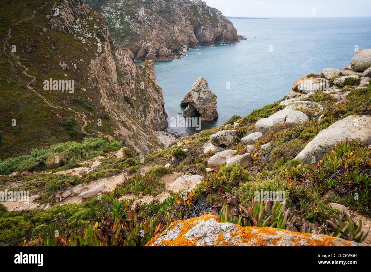 Destination de voyage Cabo da Roca située à Sintra, Portugal. Plage rocheuse cachée entourée de falaises et de l'océan Atlantique. Banque D'Images