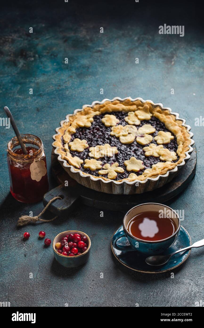 Fête du thé à la table d'automne avec une tarte aux baies et une tasse de thé chaud. Vue de dessus Banque D'Images