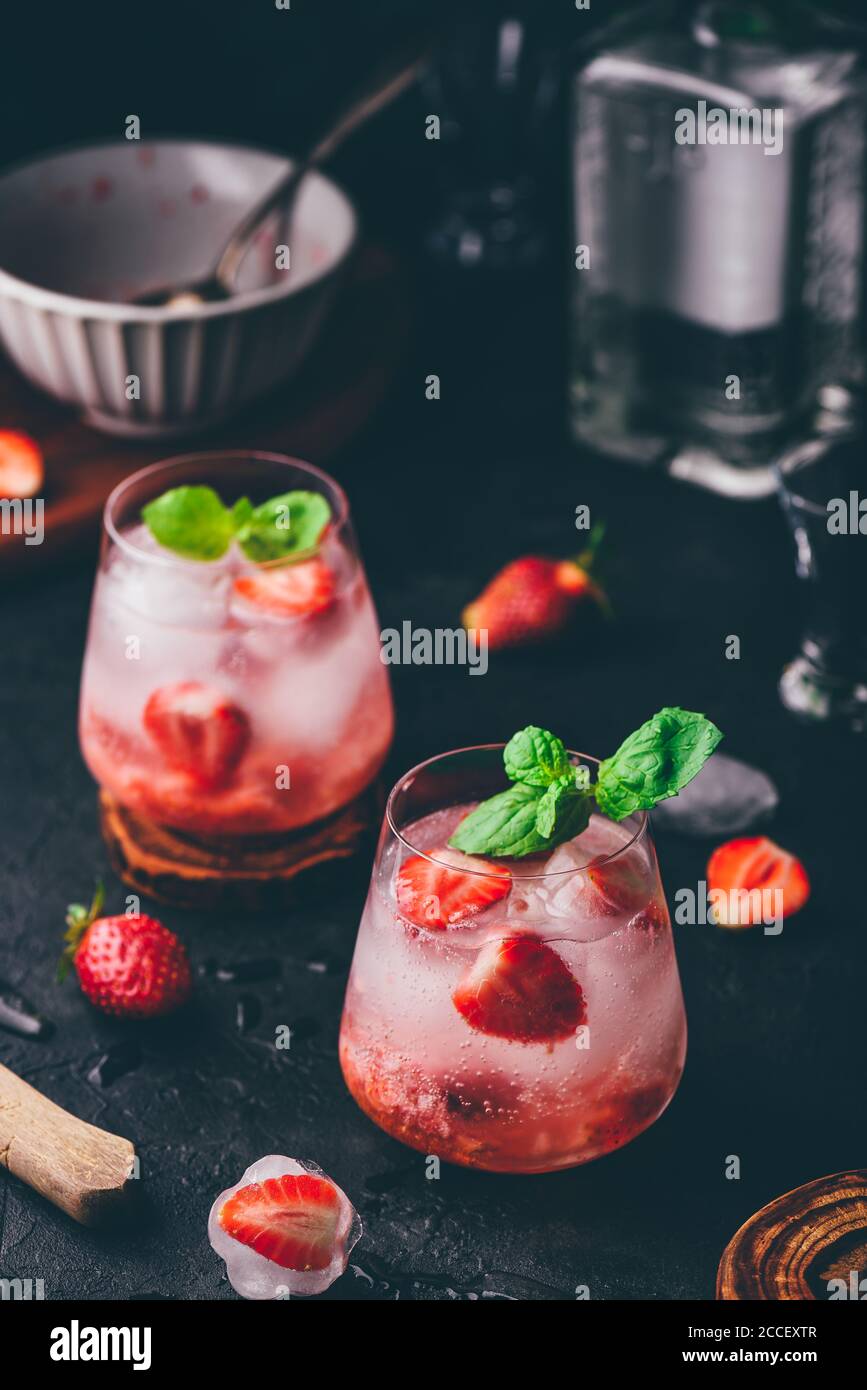 Cocktail avec fraise, gin et tonique Banque D'Images