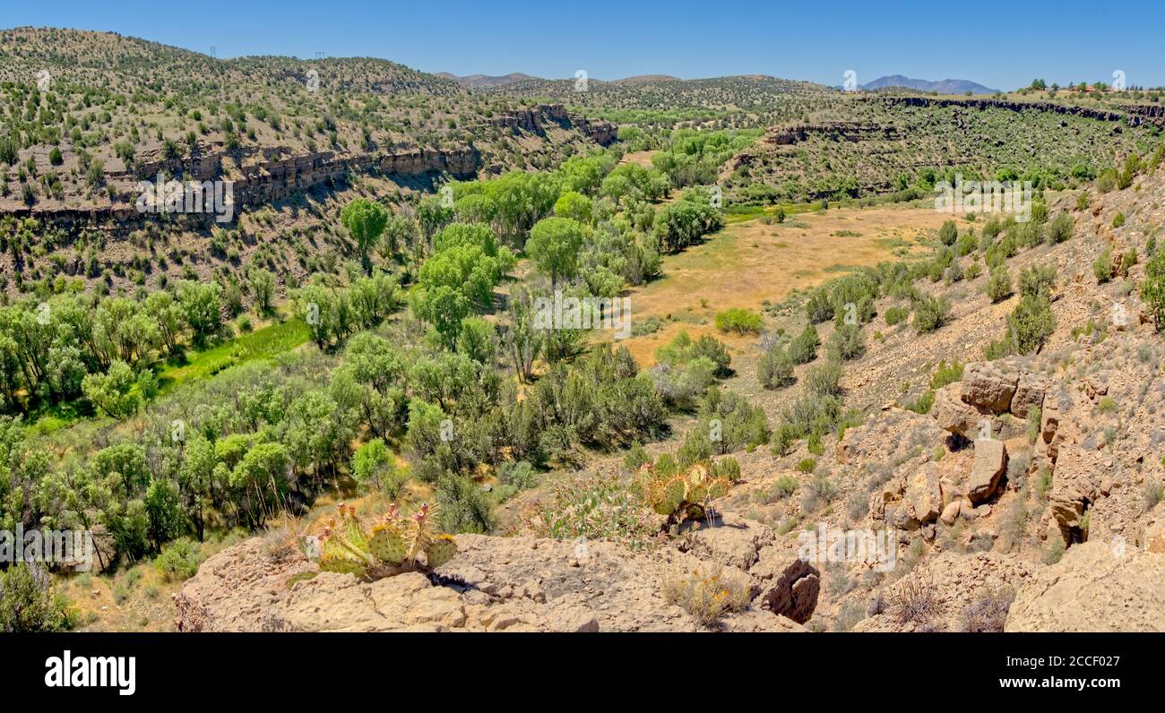 Vue sur la rivière Verde et le point de confluence du ruisseau Granite dans le canyon de la rivière Verde supérieure près de Paulden AZ. Banque D'Images