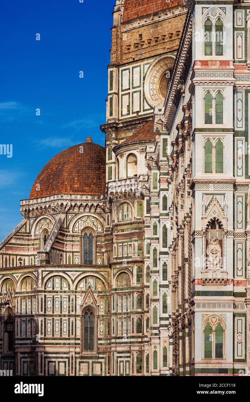 Architecture gothique et Renaissance à Florence, vue partielle sur Santa Maria del Fiore (Sainte Marie de la fleur) dôme et chapelle (14-15ème siècle) Banque D'Images