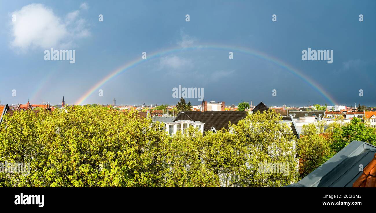 Berlin, rue, dernier étage, tilleuls, platanes, arc-en-ciel complet Banque D'Images