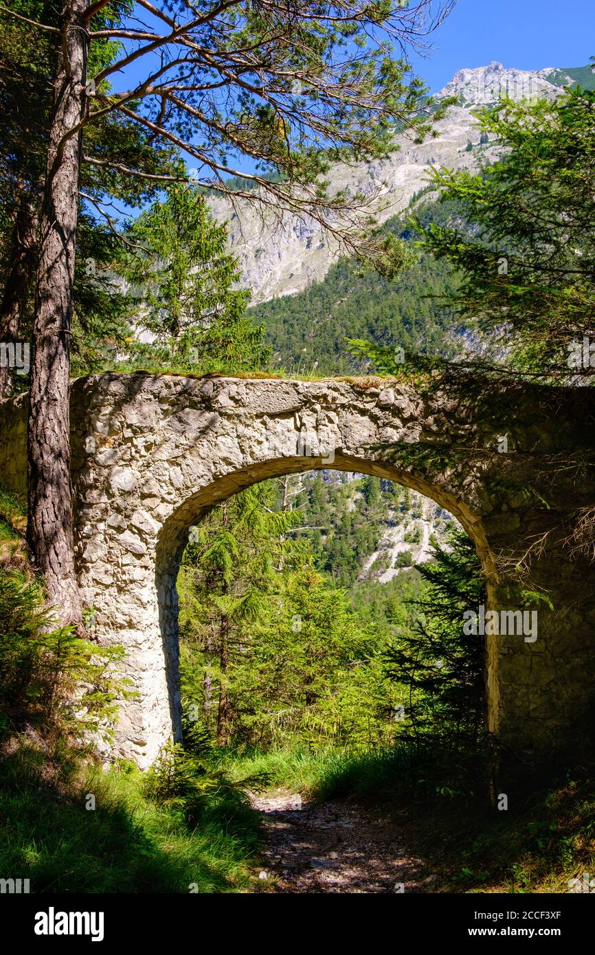 Porte dans le mur défensif de Porta Claudia, près de Scharnitz, Tyrol, Autriche Banque D'Images