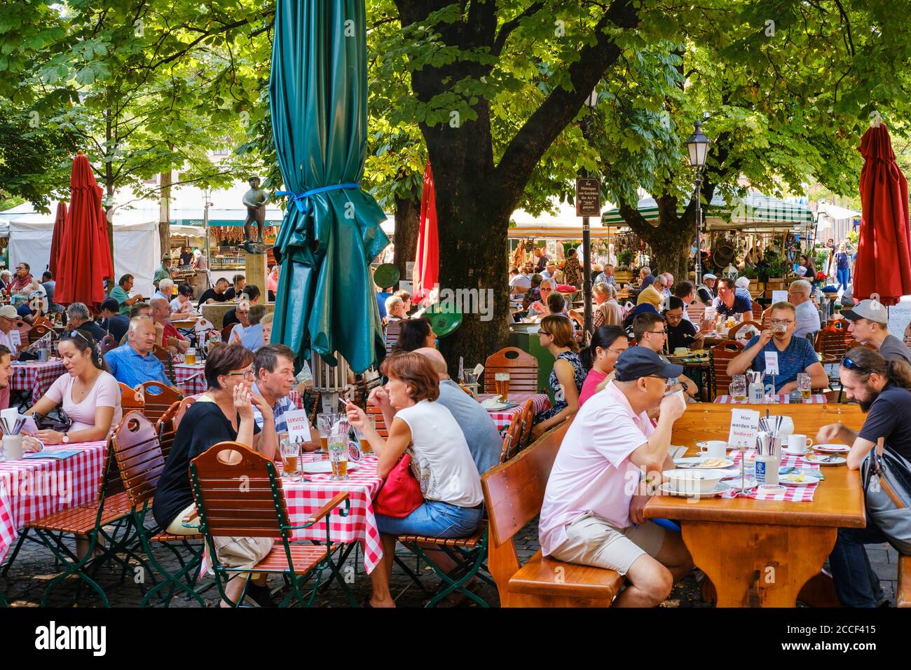 Café en plein air au Viktualienmarkt, Munich, haute-Bavière, Bavière, Allemagne Banque D'Images