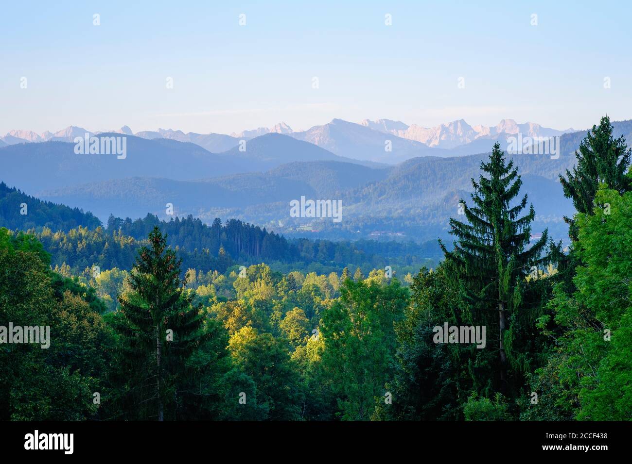 Vue de Sonntraten à Gaißach sur la vallée d'Isar, les montagnes de Karwendel derrière, Isarwinkel, haute-Bavière, Bavière, Allemagne Banque D'Images