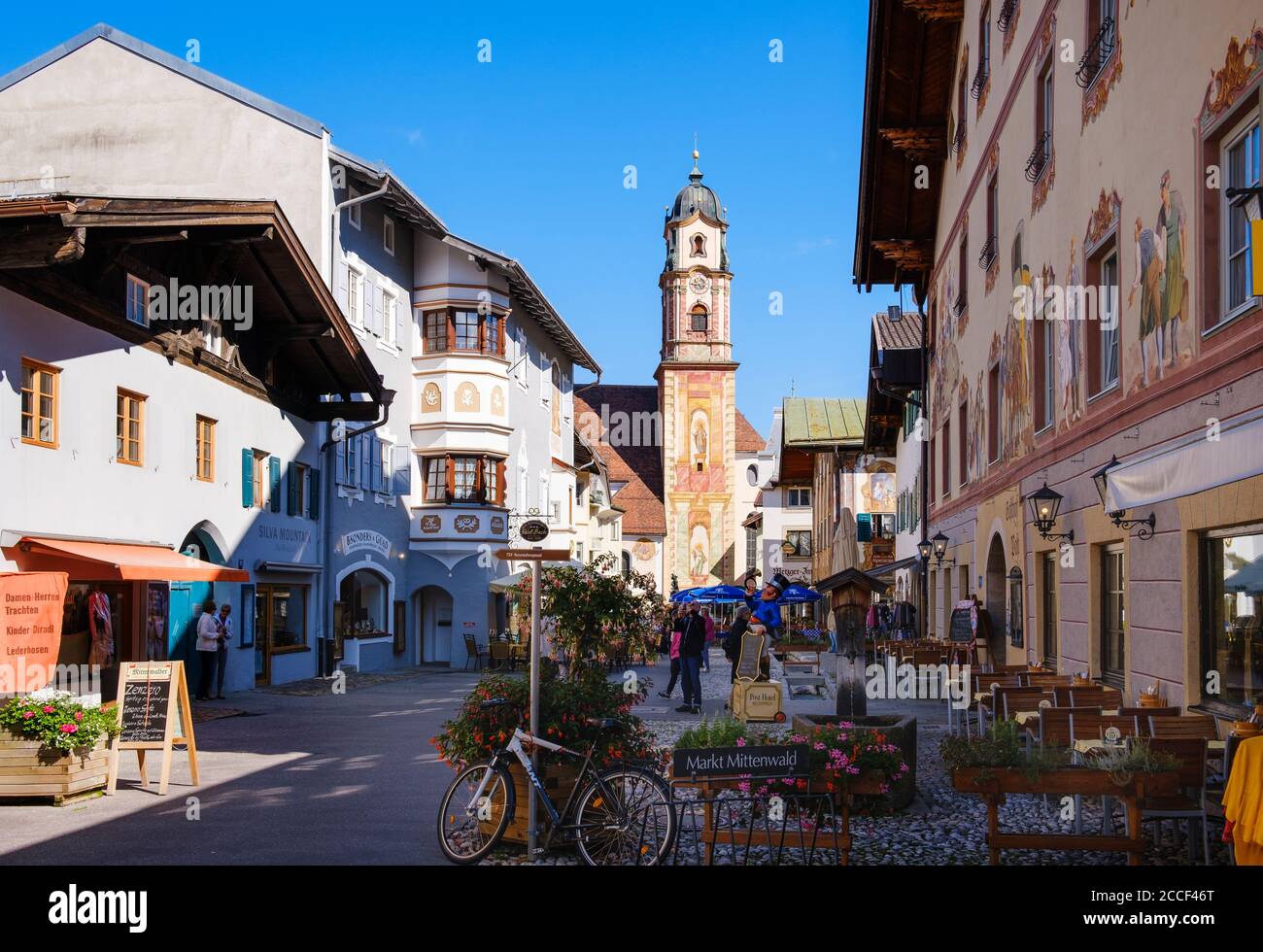 Centre-ville avec église Saint-Pierre-et-Paul, Mittenwald, pays de Werdenfelser, haute-Bavière, Bavière, Allemagne Banque D'Images