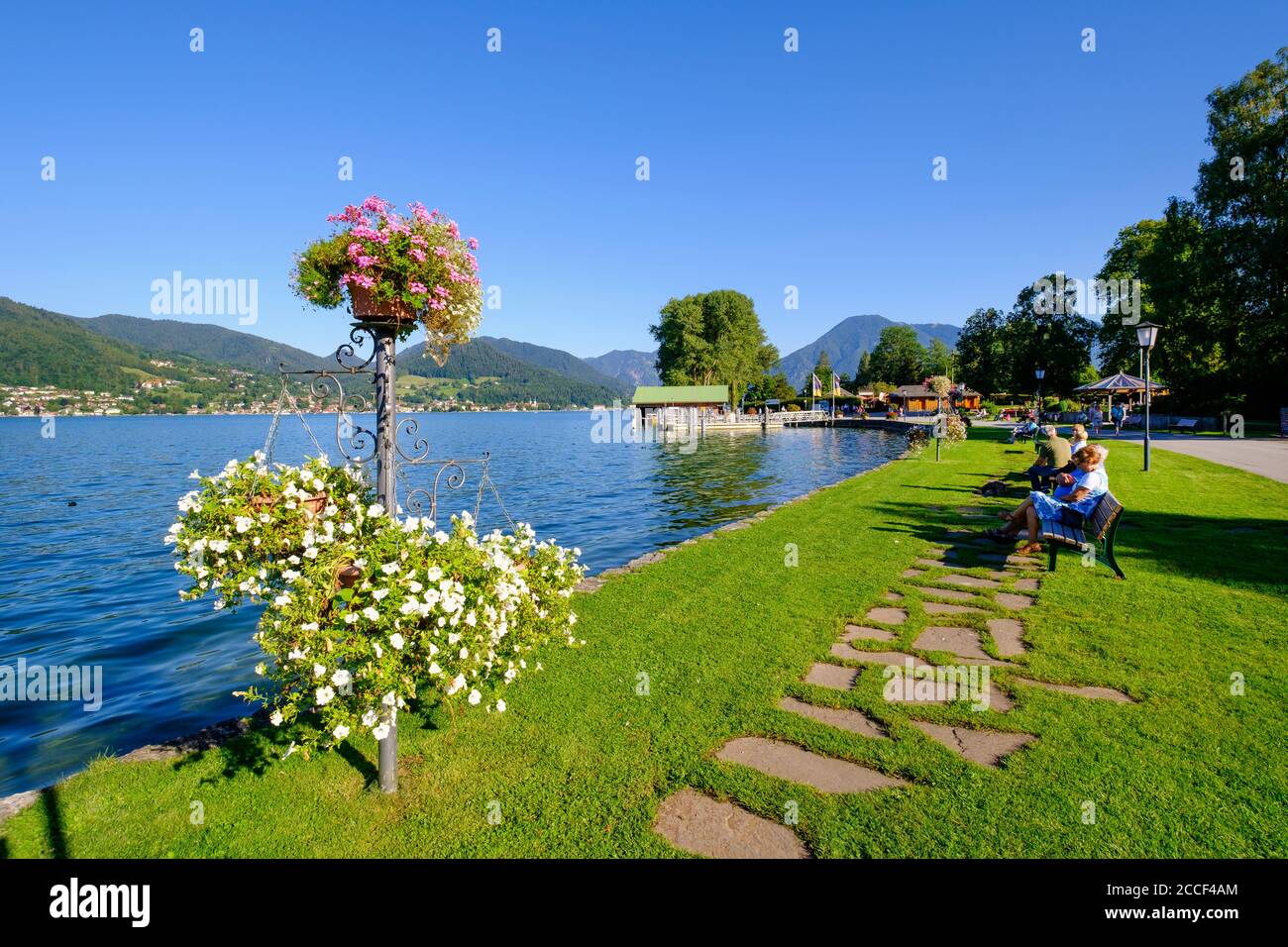 Promenade du lac à Bad Wiessee, Tegernsee, haute-Bavière, Bavière, Allemagne Banque D'Images
